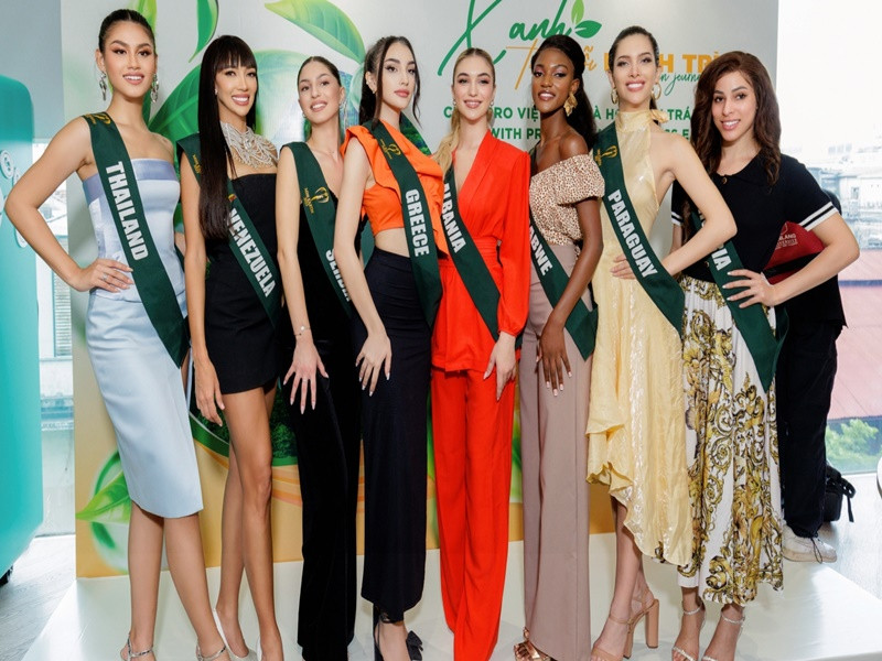 Drita Ziri diện trang phục tông cam, nổi bật bên dàn đối thủ. Ảnh: Miss Earth.