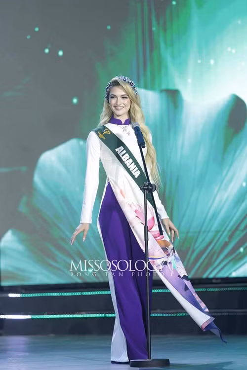 Drita Ziri khoe vẻ dịu dàng trong tà áo dài khi thi chung kết. Ảnh: Missosology.