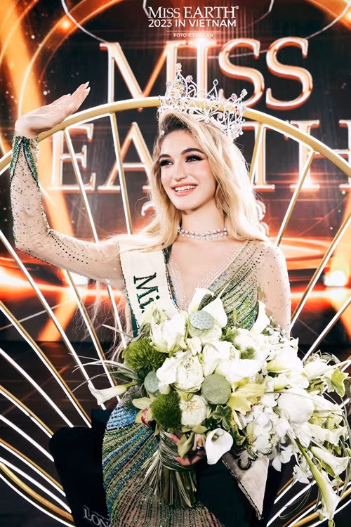 Người đẹp 18 tuổi đến từ Albania, cao 1m73. Ảnh: Miss Earth.