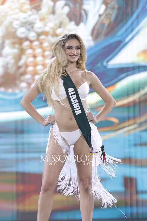 Drita Ziri chia sẻ, từ nhỏ đến lớn, cuộc sống của cô luôn ngập tràn niềm vui vì cô đã tham gia rất nhiều chương trình, lễ hội khiêu vũ ở nước ngoài. Người đẹp cũng cho biết, cô được gia đình ủng hộ mọi ước mơ, quyết định. Ảnh: Missosology.