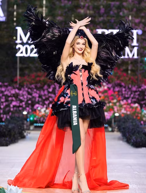 Drita Ziri đẹp hút mắt khi thi trang phục dân tộc. Ảnh: Miss Earth.