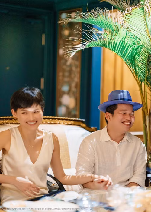 Đôi uyên ương công khai những khoảnh khắc tình tứ khi bên nhau.