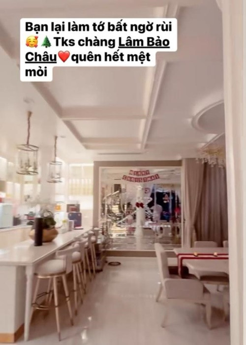 Lệ Quyên bất ngờ trước không gian ngập tràn Giáng sinh của chốn đi về. Ảnh: Thương Hiệu Và Pháp Luật.