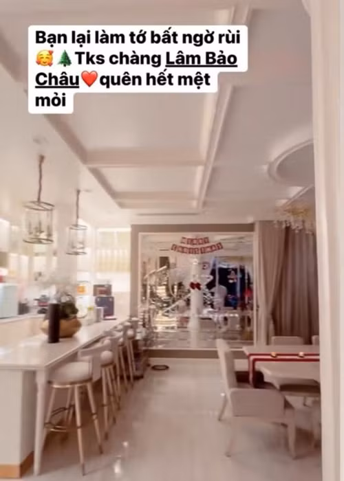 Lệ Quyên bất ngờ trước không gian ngập tràn Giáng sinh của chốn đi về. Ảnh: Thương Hiệu Và Pháp Luật.