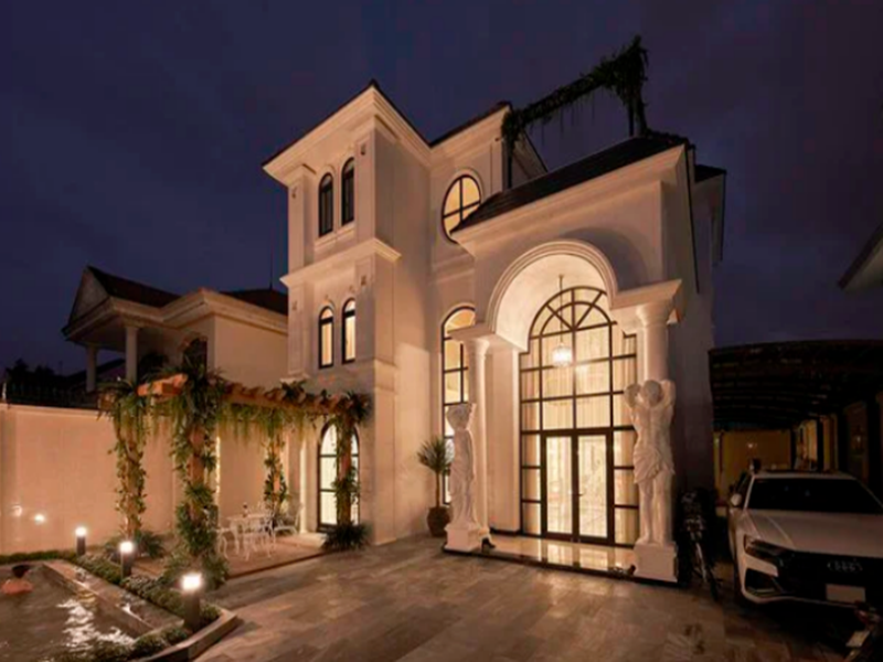 Biệt thự của nữ hoàng phòng trà mang tông màu trắng. Ảnh: Saostar.