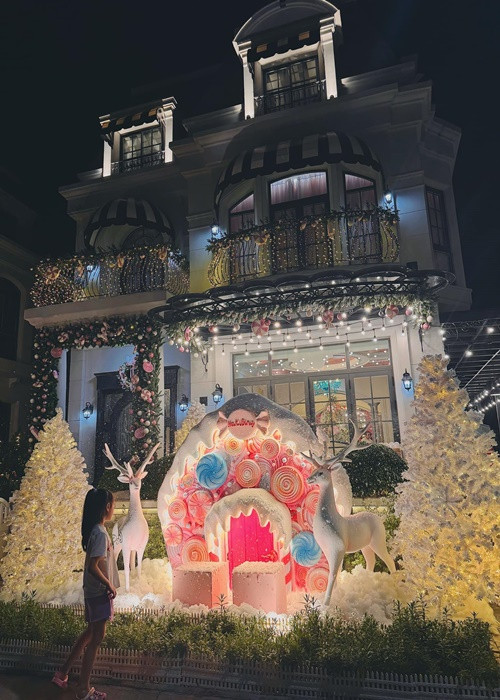 Đoàn Di Băng mạnh tay chi tiền trang trí biệt thự đón Giáng sinh sớm. Ảnh: FBNV.