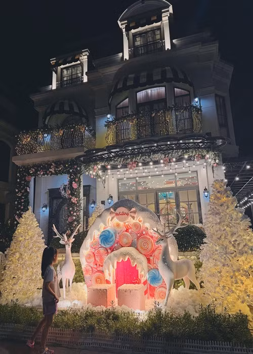 Đoàn Di Băng mạnh tay chi tiền trang trí biệt thự đón Giáng sinh sớm. Ảnh: FBNV.