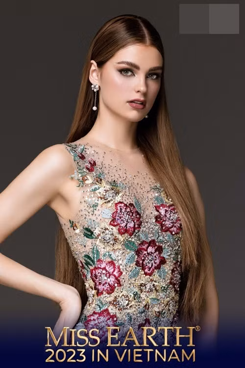 Trước chung kết cuộc thi Miss Earth 2023 - Hoa hậu Trái đất 2023, Noa Claus - đại diện Hà Lan được nhiều người dự đoán sẽ đăng quang. Noa Claus 21 tuổi, cao 1m77, tốt nghiệp chuyên ngành Du lịch và Khách sạn.