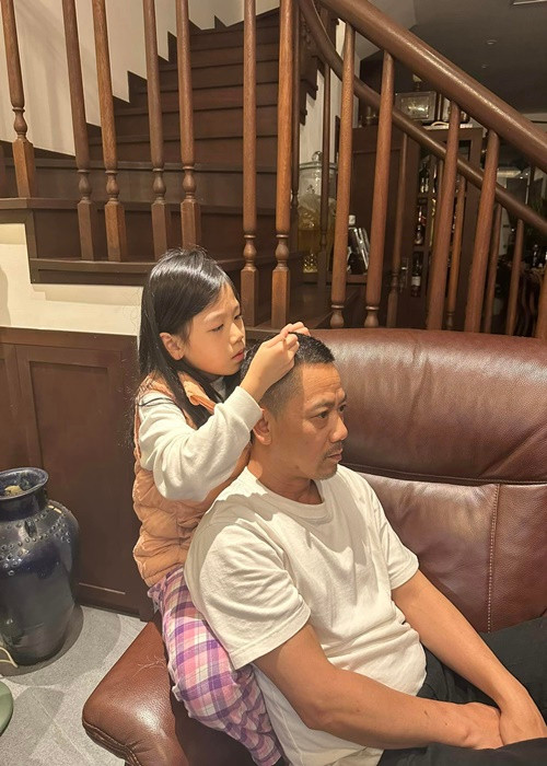 Vợ Bình Trọng chia sẻ khoảnh khắc chồng được con gái nhổ tóc sâu.