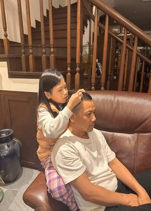 Vợ Bình Trọng chia sẻ khoảnh khắc chồng được con gái nhổ tóc sâu.