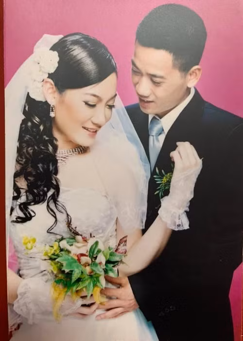 Doi thuc ben vo xinh dep cua dao dien “Dai gia chan dat“