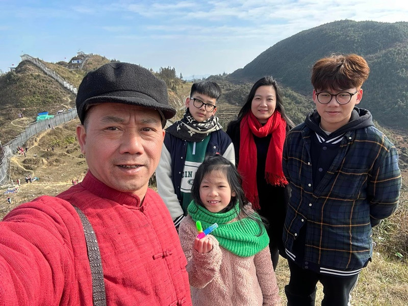 Bình Trọng chia sẻ trên Dân Trí, trước đây vợ anh làm ngành luật, nên khi cưới về, cô đứng sau hỗ trợ và lo liệu hết về việc sổ sách, kế toán cho công ty.