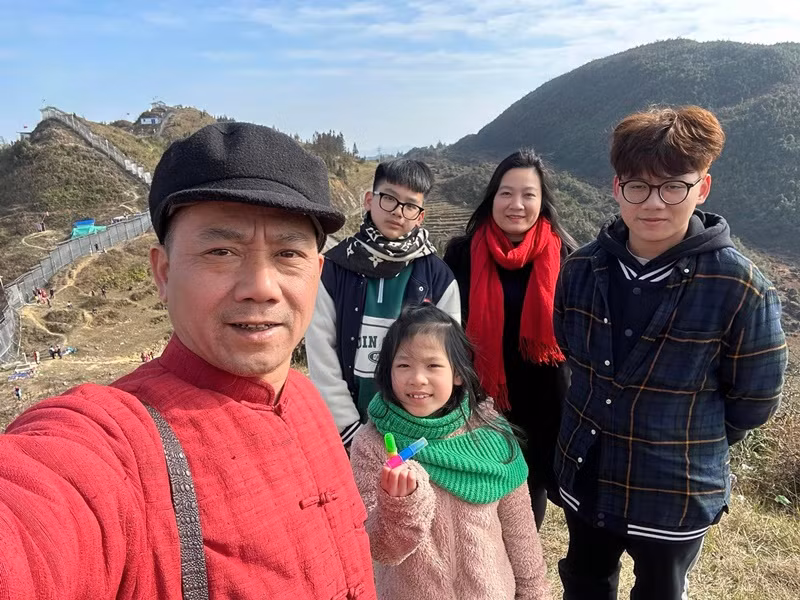 Bình Trọng chia sẻ trên Dân Trí, trước đây vợ anh làm ngành luật, nên khi cưới về, cô đứng sau hỗ trợ và lo liệu hết về việc sổ sách, kế toán cho công ty.