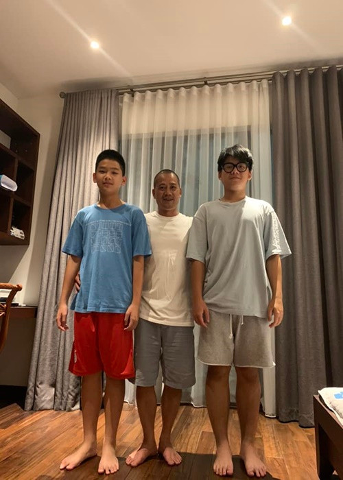 Hai con trai của đạo diễn Bình Trọng đã lớn phổng phao.