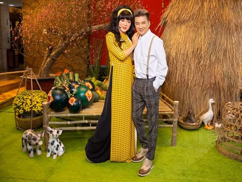 Không ít lần Vũ Hà giả gái, xuất hiện bên người bạn thân. Ảnh: Thương Hiệu và Pháp Luật.