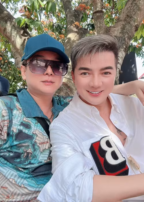 Mr Đàm khẳng định, anh xem Vũ Hà còn hơn là tri kỷ. Ngoài ra, Đàm Vĩnh Hưng cho biết, anh sẽ có Vũ Hà cho đến già, đến chết. Còn Vũ Hà từng chia sẻ, ngày xưa anh lầm tưởng Đàm Vĩnh Hưng yêu mình nhưng do tinh ý nên mau chóng nhận ra tình tri kỷ. Cũng theo Vũ Hà, cả hai từng cạch mặt nhau do hiểu lầm sau khi bị người khác đâm chọt, bịa chuyện. Ảnh: FBNV.