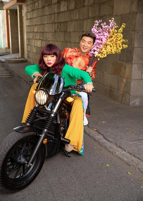 Khoảnh khắc hài hước của Vũ Hà và Đàm Vĩnh Hưng. Ảnh: Thương Hiệu và Pháp Luật.