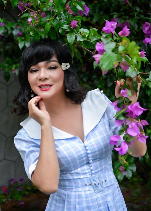 Theo Saostar, Đàm Vĩnh Hưng là người tự tay may đồ, chỉnh trang cho Vũ Hà để bạn thân hoàn thành vai diễn. Ảnh: Saostar.