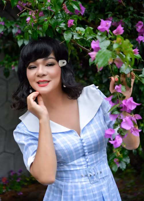 Theo Saostar, Đàm Vĩnh Hưng là người tự tay may đồ, chỉnh trang cho Vũ Hà để bạn thân hoàn thành vai diễn. Ảnh: Saostar.