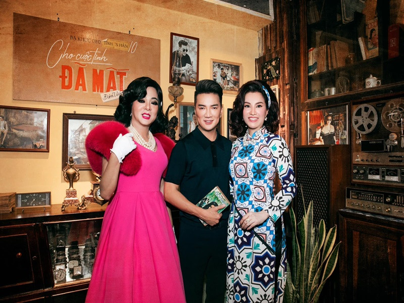 Vũ Hà đội tóc giả, mặc váy hồng. Ảnh: FBNV.