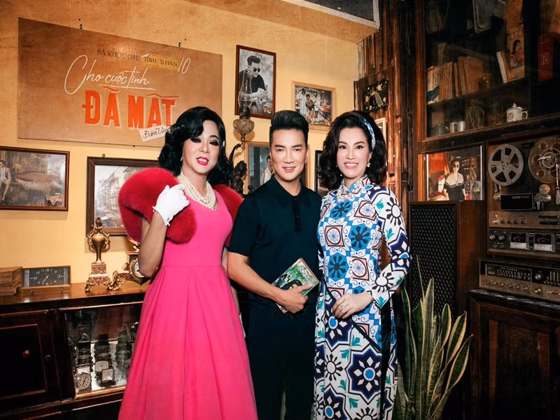 Vũ Hà đội tóc giả, mặc váy hồng. Ảnh: FBNV.