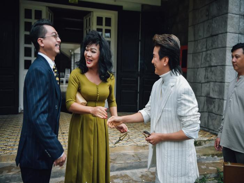 Vũ Hà từng giả gái trong MV parody Chuyện loài hoa dang dở của Đàm Vĩnh Hưng. Ảnh: Saostar.