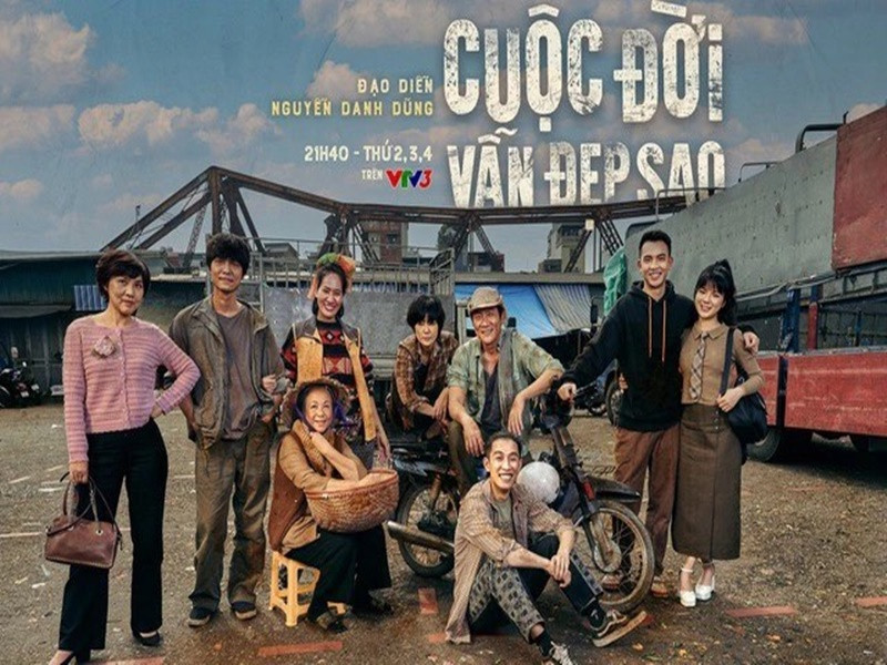 Sức hút của Cuộc đời vẫn đẹp sao đến từ việc phim lột tả chân thực cuộc sống những người lao động nghèo, các tình tiết xúc động đan xen hài hước. Không thể phủ nhận thành công của phim còn đến từ diễn xuất của dàn viên viên có thực lực. Ảnh: Tuổi Trẻ Thủ Đô.