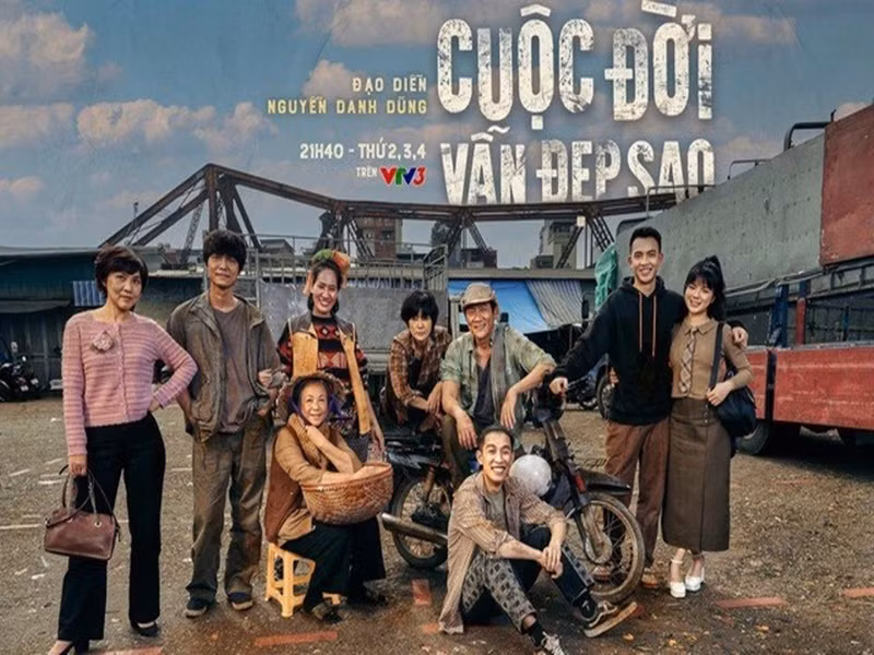 Sức hút của Cuộc đời vẫn đẹp sao đến từ việc phim lột tả chân thực cuộc sống những người lao động nghèo, các tình tiết xúc động đan xen hài hước. Không thể phủ nhận thành công của phim còn đến từ diễn xuất của dàn viên viên có thực lực. Ảnh: Tuổi Trẻ Thủ Đô.