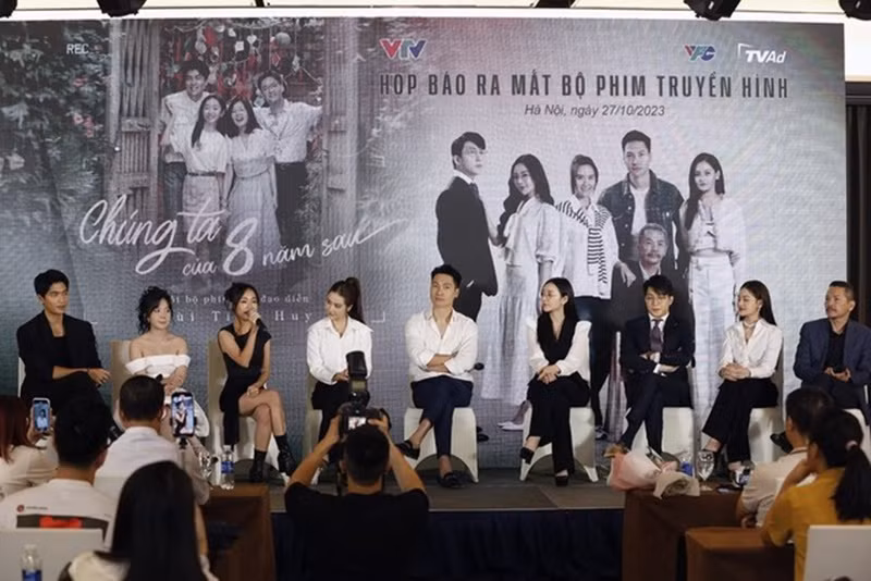 Lên sóng từ tháng 11/2023, Chúng ta của 8 năm sau đang gây sốt. Nội dung phim xoay quanh nhóm 4 người gồm Dương, Lâm, Tùng, Nguyệt ở 2 thời điểm cách nhau 8 năm. Phần đầu nói về câu chuyện tình yêu giữa Dương và Lâm, Tùng và Nguyệt. Còn phần hai diễn ra vào giai đoạn 4 người đã trưởng thành. Tùng và Nguyệt kết hôn với nhau còn Dương và Lâm gặp lại sau 8 năm xa cách vì những biến cố trong cuộc sống. Ảnh: Tổ Quốc.