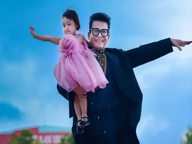 Mới đây, Thanh Bạch chia sẻ trên truyền thông, ông có cuộc sống bình yên, vui vẻ bên con cháu. Ảnh: FBNV.