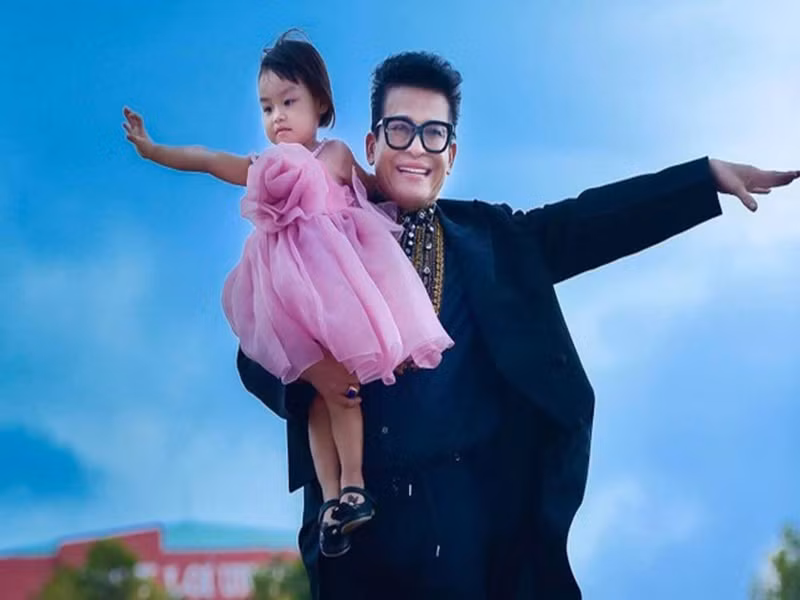 Mới đây, Thanh Bạch chia sẻ trên truyền thông, ông có cuộc sống bình yên, vui vẻ bên con cháu. Ảnh: FBNV.