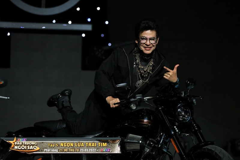 Thanh Bạch vẫn đắt show làm MC. Ngoài ra, anh còn tham gia công việc giảng dạy. Khi đi làm, Thanh Bạch sử dụng xe máy. Ảnh: FBNV.