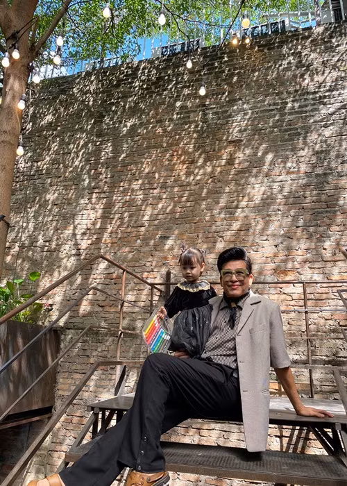 Trong cuộc phỏng vấn với Vietnamnet, nam MC cho biết: “Mỗi ngày đi làm về chỉ cần gặp cháu, vui chơi cùng cháu là trong tôi như trẻ lại, lúc nào tôi cũng hạ mình xuống để chơi với nó. Mỗi lần ba ông cháu mà rượt nhau trong nhà là xem như náo động cả khu vực, vậy mà không ai biết mệt. Dường như đây là năng lượng vô hình giúp tôi vào công việc một cách tràn trề sức sống, có lúc tôi như quên hết mọi việc xung quanh”. Ảnh: FBNV.