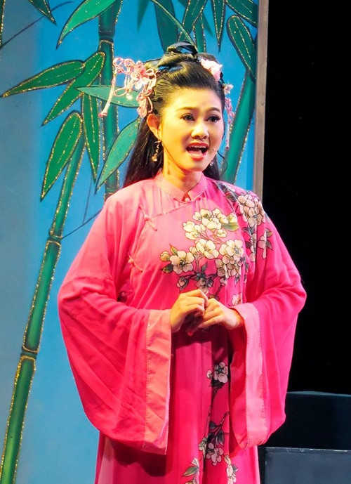 “Sau giải thưởng đó tôi đi hát rất nhiều. Tại vì đêm chung kết cuộc thi đó được truyền hình trực tiếp và thu hút sự chú ý, tập trung của nhiều người. Nhờ đó hình ảnh, tên tuổi của tôi mới được đông đảo khán giả biết đến”, Quế Trân chia sẻ. Ảnh: FBNV.