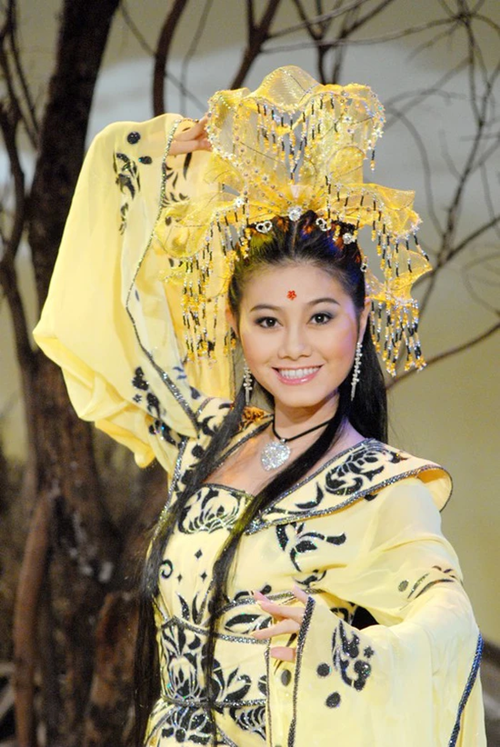 Theo Vietnamnet, từ năm 8 tuổi, cô đã theo các đoàn cải lương Minh Tơ, 284, Đồng Ấu Bạch Long... đi diễn. Ảnh: Người Lao Động.