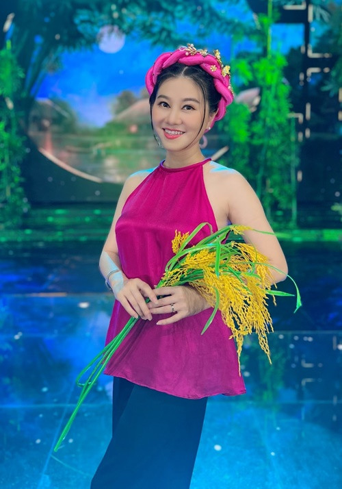 “Thời gian đầu, tôi muốn nhốt mình trong nhà không muốn ra ngoài, không muốn đi hát. Mọi người cũng thăm hỏi sự vắng bóng của tôi, thấy ai cũng quan tâm, xót xa nên tôi suy nghĩ rất nhiều. Tôi phải có trách nhiệm không chỉ đối với ba, với gia đình mà còn là sự tiếp nối gìn giữ truyền thống của dân tộc. Tôi không làm nghệ sĩ thì cũng không làm nghề nào khác nữa, nên phải cố gắng vượt qua. May mắn sau khoảng thời gian đó, tôi có một vài vai diễn được đánh giá tốt nên tôi tiếp tục đi bằng đôi chân của mình”, Quế Trân trải lòng trên Dân Việt sau khi vượt qua được biến cố mất ba và trở lại với nghệ thuật. Ảnh: FBNV.