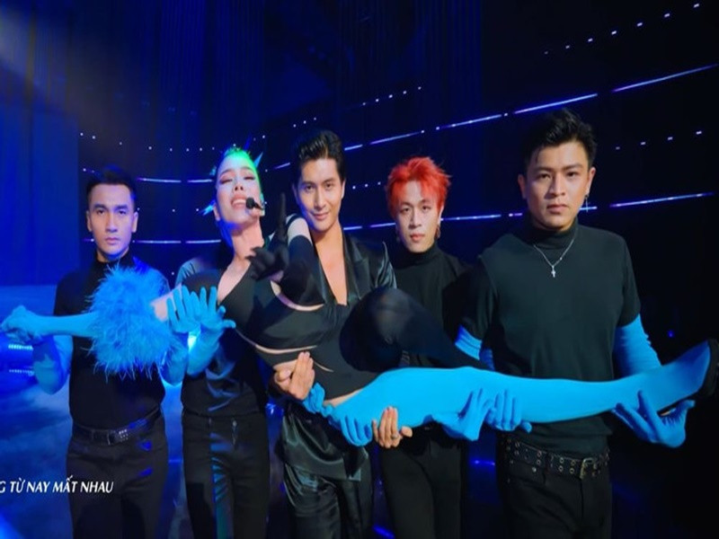 Lâm Bảo Châu cùng các vũ công bế Lệ Quyên. Ảnh: Vietnamnet.