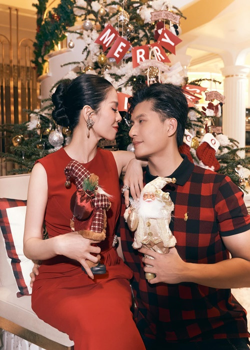 "Yêu 4 người cũng chưa phải là nhiều phải không ạ? Vì có chị còn yêu đếm hết cả bàn tay mà. Trong tình yêu Quyên không bao giờ hối tiếc vì bất cứ quyết định nào của mình. Tất nhiên không ai muốn thay đổi thói quen, những điều thân thuộc trong cuộc sống nhưng đến một lúc nào đó sự nguyên vẹn không còn thì mình phải mạnh mẽ thay đổi và vượt qua", Dân Trí dẫn lời Lệ Quyên. Ảnh: FBNV.