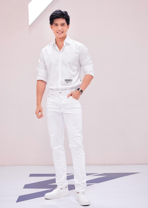 Chia sẻ về việc hỗ trợ bạn gái, Lâm Bảo Châu cho hay: "Cống hiến mang lại giải trí cho khán giả vẫn là mục đích sau cùng của mỗi người nghệ sĩ. Góp chút vui, giải tỏa áp lực cùng nhau tô sắc màu cho chương trình như vậy là Châu Quyên vui lắm rồi". Ảnh: FBNV.