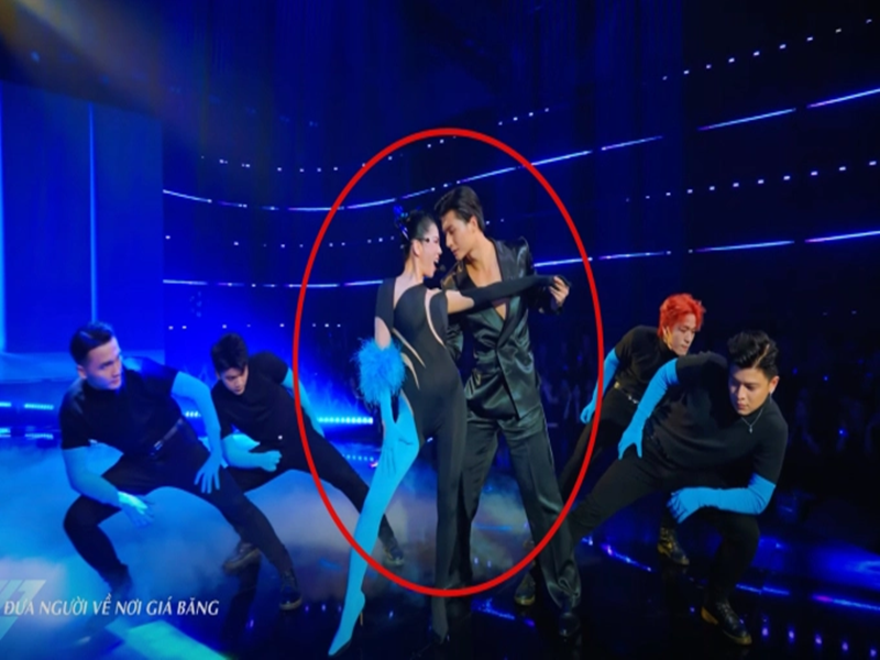 Trong tập mới nhất của Chị đẹp đạp gió rẽ sóng, Lâm Bảo Châu bất ngờ hỗ trợ Lệ Quyên thi đấu. Ảnh: Phụ Nữ Mới.