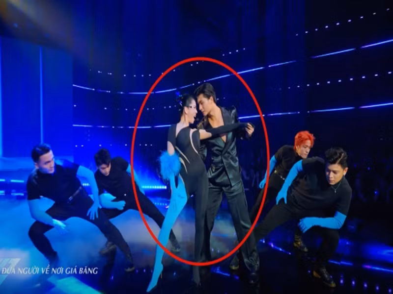 Trong tập mới nhất của Chị đẹp đạp gió rẽ sóng, Lâm Bảo Châu bất ngờ hỗ trợ Lệ Quyên thi đấu. Ảnh: Phụ Nữ Mới.