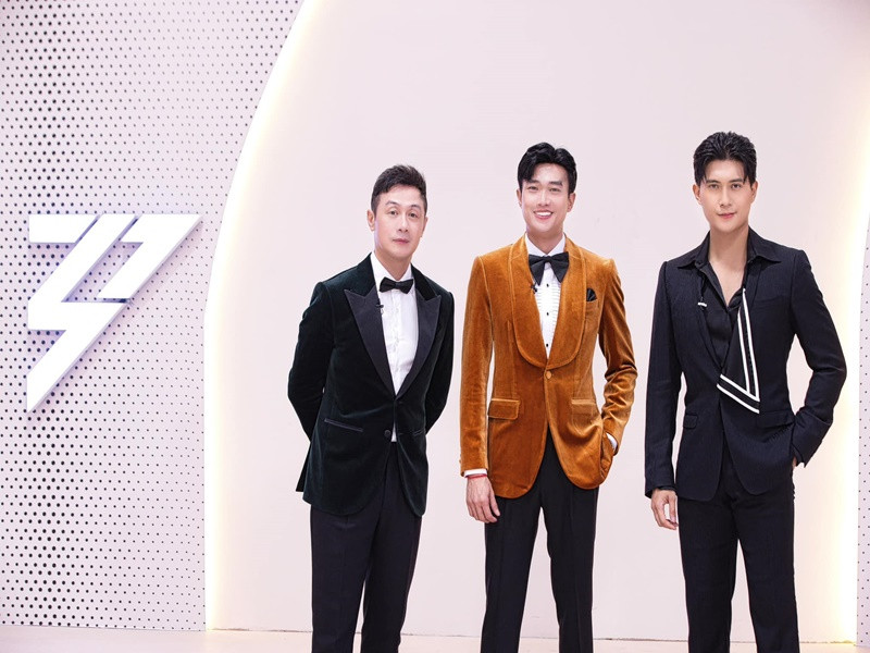 Lâm Bảo Châu dẫn chương trình cùng MC Anh Tuấn, diễn viên Quốc Trường ở Chị đẹp đạp gió rẽ sóng. Ảnh: FBNV.