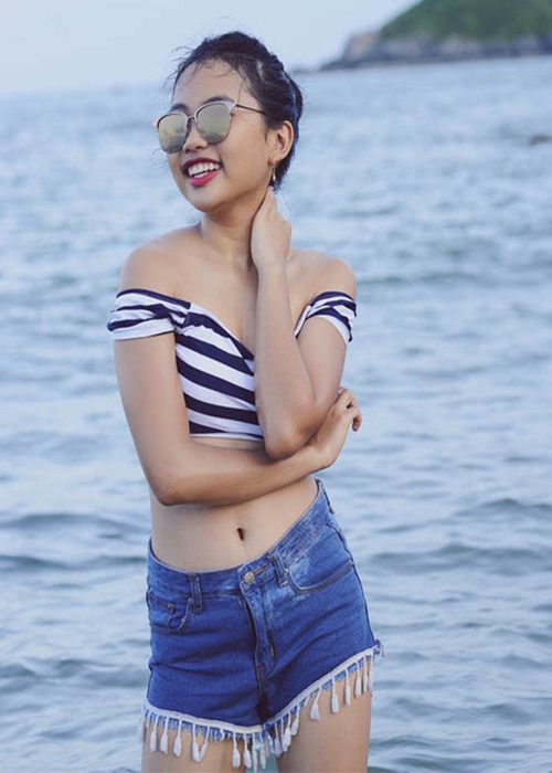 Ở tuổi 14 -15, Phương Mỹ Chi bị soi về ăn mặc khi thường xuyên mặc quần short, áo croptop hở vai, trang điểm đậm. Nhiều khán giả cho rằng Phương Mỹ Chi chín ép. Chia sẻ trên Dân Trí, nữ ca sĩ bày tỏ: “Sau scandal này, em mong mọi người hiểu hơn về em và chấp nhận sự thay đổi. Em phải lớn lên, phải thay đổi. Có thể em ở trên sân khấu dịu dàng, áo bà ba nhưng con người ở ngoài năng động, cá tính”. Ảnh: Vietnamnet.