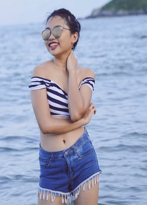 Ở tuổi 14 -15, Phương Mỹ Chi bị soi về ăn mặc khi thường xuyên mặc quần short, áo croptop hở vai, trang điểm đậm. Nhiều khán giả cho rằng Phương Mỹ Chi chín ép. Chia sẻ trên Dân Trí, nữ ca sĩ bày tỏ: “Sau scandal này, em mong mọi người hiểu hơn về em và chấp nhận sự thay đổi. Em phải lớn lên, phải thay đổi. Có thể em ở trên sân khấu dịu dàng, áo bà ba nhưng con người ở ngoài năng động, cá tính”. Ảnh: Vietnamnet.