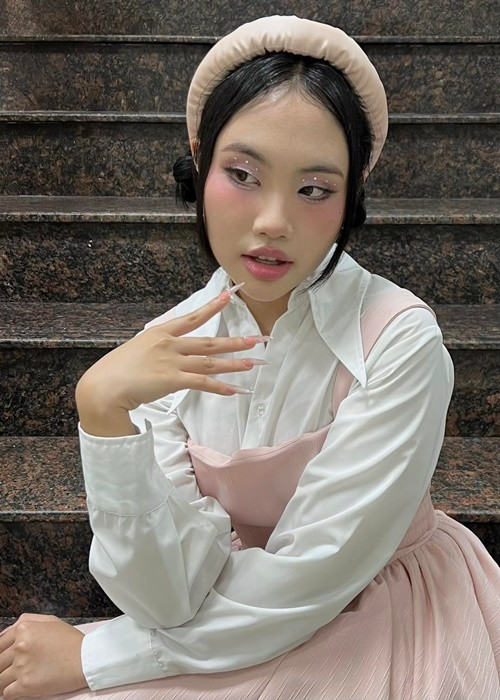 Năm 2021, trên fanpage, Phương Mỹ Chi quảng cáo kẹo ngậm trắng da. Ở phần bình luận, ngoài chụp hình hộp kẹo, cô cho rằng làn da trắng sáng sau 2 tháng sử dụng sản phẩm. Bài đăng quảng cáo của Phương Mỹ Chi vấp phải ý kiến trái chiều. Không ít người bày tỏ quan điểm, không có sản phẩm nào có công dụng làm trắng da "thần kỳ" như “chị Bảy” quảng cáo. Ảnh: FBNV.