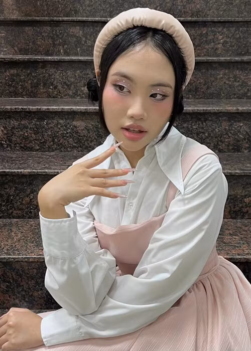 Năm 2021, trên fanpage, Phương Mỹ Chi quảng cáo kẹo ngậm trắng da. Ở phần bình luận, ngoài chụp hình hộp kẹo, cô cho rằng làn da trắng sáng sau 2 tháng sử dụng sản phẩm. Bài đăng quảng cáo của Phương Mỹ Chi vấp phải ý kiến trái chiều. Không ít người bày tỏ quan điểm, không có sản phẩm nào có công dụng làm trắng da "thần kỳ" như “chị Bảy” quảng cáo. Ảnh: FBNV.