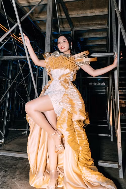 Phương Mỹ Chi nhận lỗi về ồn ào quảng cáo. "Sau khi nhận bài đăng, ê-kíp phát hiện bài đăng có nhiều vấn đề và đã lập tức xóa bài đăng, tìm đến bên booking để xử lý vấn đề. Qua việc này, Chi rút ra nhiều kinh nghiệm cho bản thân phải nên kỹ lưỡng hơn, không được vì sự tin tưởng chủ quan mà vội vàng", cô chia sẻ. Ảnh: FBNV.