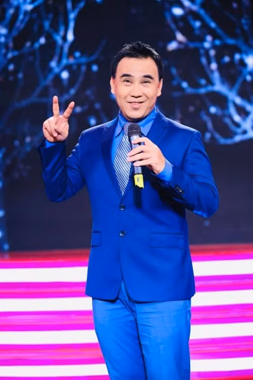 Quyền Linh từng thừa nhận bản thân thiếu tiết chế khi giới thiệu một sản phẩm điều trị tốt gấp hơn 70 lần so với curcumin bình thường. “Tôi xin lỗi khán giả về sự thiếu tiết chế của mình”, anh chia sẻ trên Zing. Ảnh: FBNV.