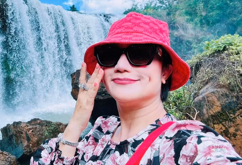 Nữ MC thừa nhận sai sót. Tuy nhiên, việc nói cô tiếp tay bán hàng giả, lừa đảo là sai sự thật. "Việc này chúng ta nên để cơ quan có thẩm quyền giải quyết", Cát Tường bày tỏ. "Tôi là mẹ đơn thân, kinh tế không quá khó khăn, tôi không đến mức phải bất chấp để hủy hại tên tuổi của mình”, nữ MC chia sẻ thêm. Ảnh: FBNV.