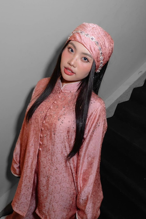 Tháng 6/2021, Phương Mỹ Chi vướng ồn ào quảng cáo quá lố kẹo ngậm trắng da đến từ Hàn Quốc. Trước phản hồi của khán giả, nữ ca sĩ quyết định xóa bài đăng. Ngoài ra, Phương Mỹ Chi còn phân trần, cô đã tìm hiểu qua bạn bè về sản phẩm và nhận được phản hồi tốt. Vì tin tưởng vào giấy kiểm định sản phẩm được cung cấp, cô đã bỏ quên những yếu tố khác cũng quan trọng không kém. Ảnh: FBNV.